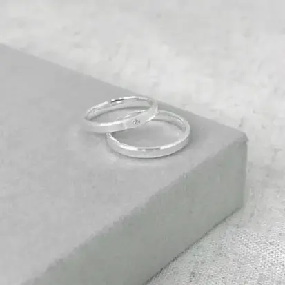ALIANÇA QUADRADA LAPIDADA 1 PEDRA 3MM SOB ENCOMENDA