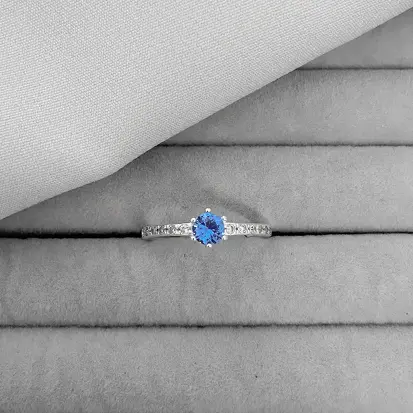 ANEL SOLITARIO AZUL CRAVEJADO 5MM