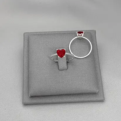 ANEL SOLITARIO CORAÇÃO ZIRC VERMELHO