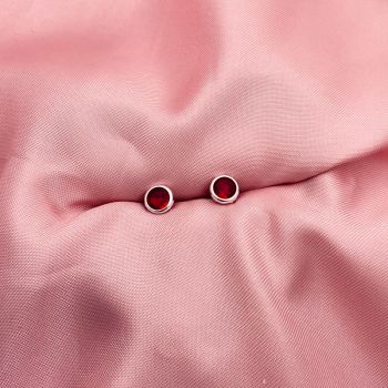 Brinco Redondo Zirconia Embutida Vermelho