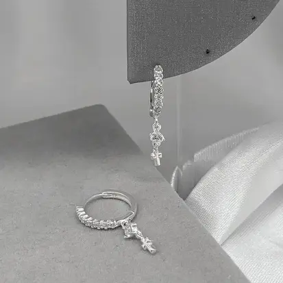BRINCO ARGOLA CLICK CRAVEJADO COM ZIRCONIA E CRUZ