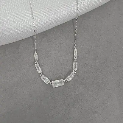 GARGANTILHA SETE ZIRCONIAS RETANGULAR
