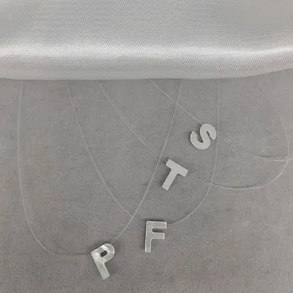 GARGANTILHA FIO NYLON LETRA MADREPEROLA