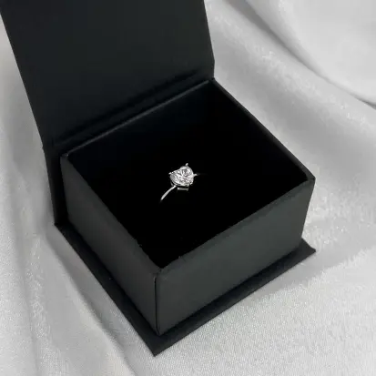 ANEL CORAÇÃO MOISSANITE 6MM PRATA CLARA