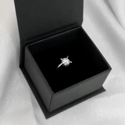 ANEL REDONDO MOISSANITE 6MM 4 GARRAS RODIO