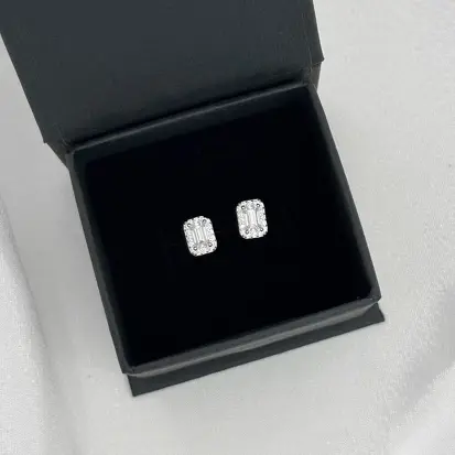 BRINCO RETÂNGULO CRAVEJADO MOISSANITE 5X3MM