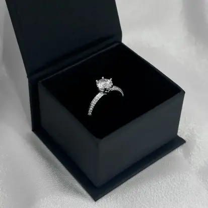 ANEL SOLITÁRIO CRAVEJADO MOISSANITE 7MM