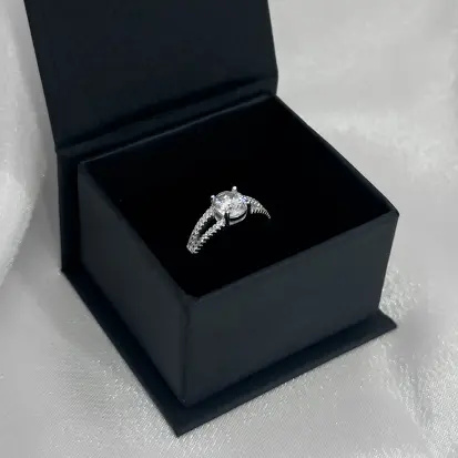 ANEL SOLITÁRIO ARO DUPLO CRAVEJADO MOISSANITE 7MM