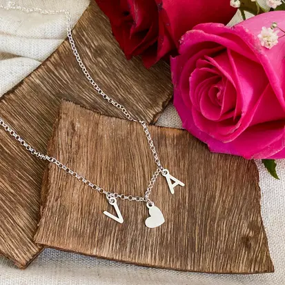CHOKER INICIAIS CORAÇÃO PENDURADOS