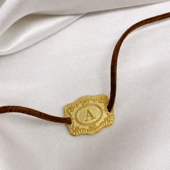 Choker Fivela Envelhecida Inicial Courinho Dourada