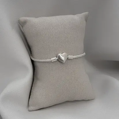 PULSEIRA PANDORA CORAÇÃO LISO DE LADO ESCRITO 17-18